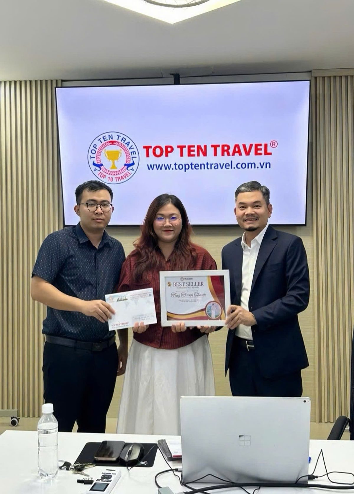 Sếp trao thưởng cho Tống Thanh Thanh tại Top Ten Travel